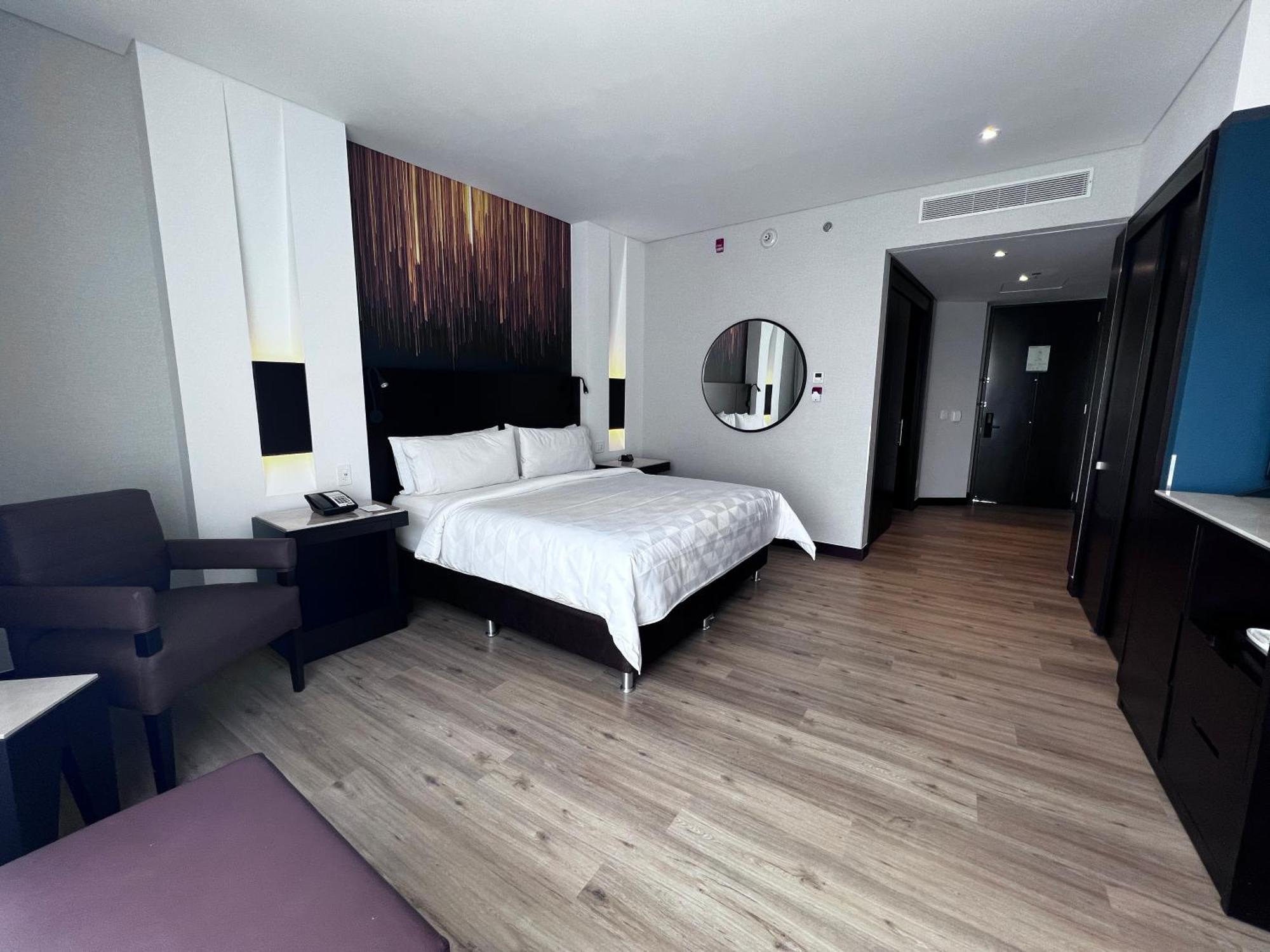 Holiday Inn Bogota Airport By Ihg Exterior photo